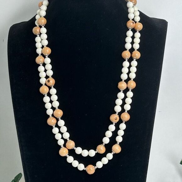 Vtg Japan Double Strand Beaded Necklace Womens 22" White Tan Lucite & Wood Beads - Picture 1 of 7